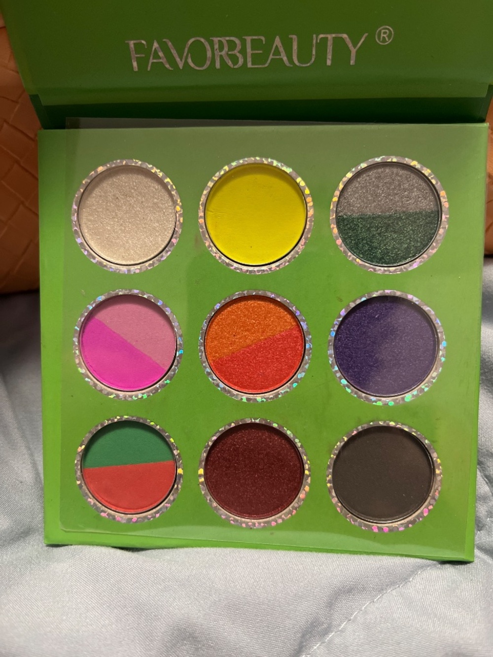 Eyeshadow Villian
3 separate pallets - Picture 2 of 7